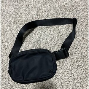 Lululemon everywhere belt bag infinite loop